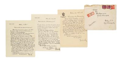 un lot de vieilles lettres et d'enveloppes portant des timbres