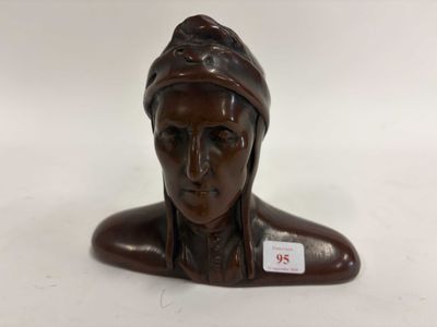 un gros plan sur la statue d'une personne portant un chapeau