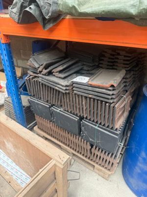 un grand nombre de boîtes empilées sur une étagère