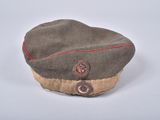 un chapeau orné d'un bouton sur un fond blanc