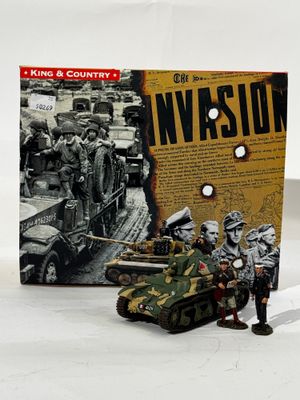 des petits soldats sont debout à côté d'un petit char, devant un livre