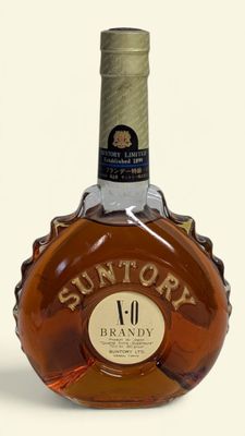 une image représentant une bouteille de brandy Suntory sur fond blanc