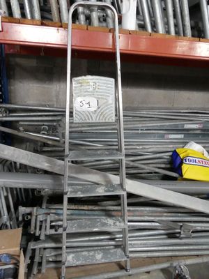 une échelle métallique appuyée contre un mur