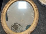 un miroir posé sur une table à côté d'un vase