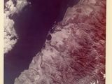 une photo prise d'en haut montrant un lac et des montagnes