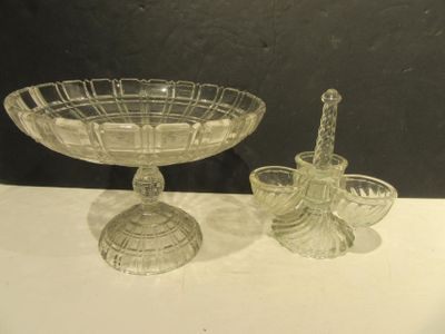 deux bols en verre et un bougeoir posés sur une table