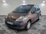 la photo d'une voiture marron garée dans un garage