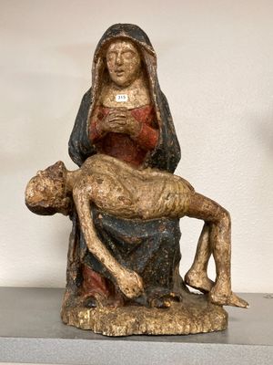 une statue représentant une femme tenant un homme sur ses genoux