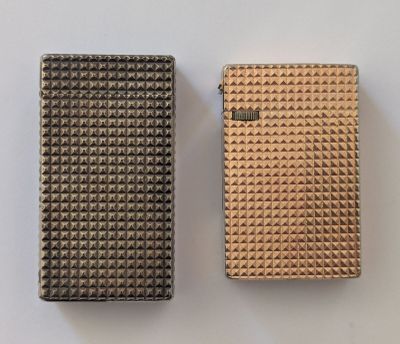 deux briquets posés côte à côte sur une surface blanche