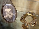 une vitrine en verre contenant la photo d'une femme et d'un oiseau