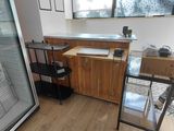 un parquet dans une pièce équipée d'une fenêtre, d'un bureau et d'une chaise