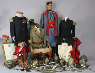 de nombreux objets militaires posés sur une table