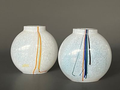 deux vases posés côte à côte sur une table