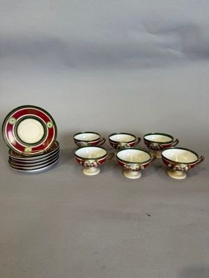 six tasses, une soucoupe et une assiette sur la table