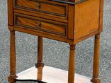une petite table en bois avec un plateau en marbre
