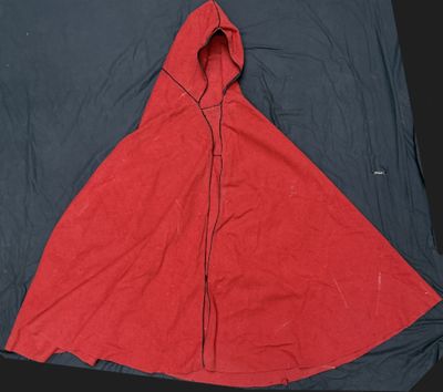 une image représentant une cape rouge et noire munie d'une capuche