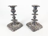 paire de bougeoirs anciens en argent ornés d'un motif floral