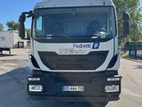 une photo d'un camion garé sur un parking