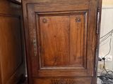 une petite armoire en bois dans un coin de la pièce
