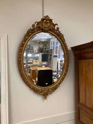 un miroir accroché au mur dans le coin d'une pièce