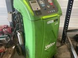 une machine verte qui se trouve dans un garage