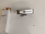 un tube de dentifrice à côté d'un tube de dentifrice