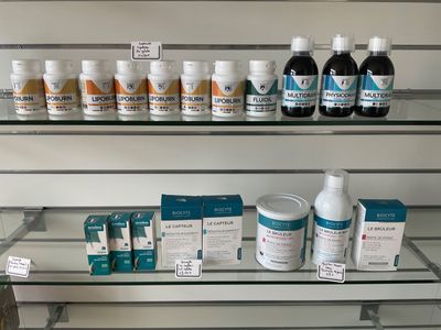 de nombreux flacons de médicaments sur les étagères du magasin