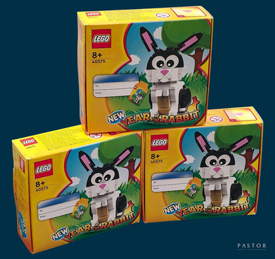 trois boîtes de jouets Lego représentant des lapins de Pâques sur fond bleu