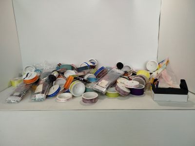 une photo d'une table recouverte de peinture