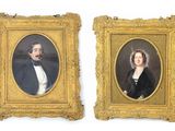 deux portraits encadrés d'un homme et d'une femme en tenue de soirée