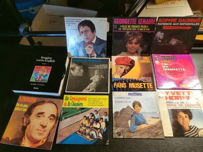 beaucoup de livres de musique posés sur une table