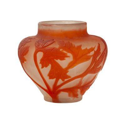 vase orange et blanc orné d'un motif de feuilles et de fleurs