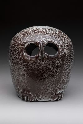 l'image d'un vase brun posé sur une table