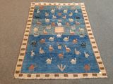 un tapis bleu orné d'un motif représentant des animaux