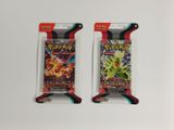 deux paquets de cartes à collectionner Pokémon posés sur une surface blanche