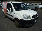 une petite camionnette blanche garée dans un parking