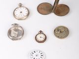 plusieurs types de montres de poche sur une surface blanche