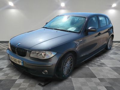 la photo d'une voiture bleue garée dans un garage