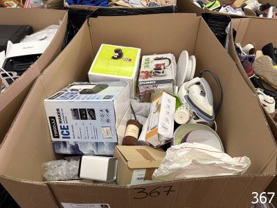 une boîte en carton remplie de différents types d'objets
