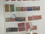 de nombreux types de timbres exposés dans une vitrine