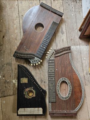 quatre types d'instruments de musique posés par terre