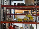 une étagère sur laquelle sont posés de nombreux articles dans un entrepôt