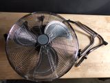 un ventilateur posé sur une table en bois