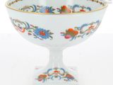 un bol blanc avec un motif floral