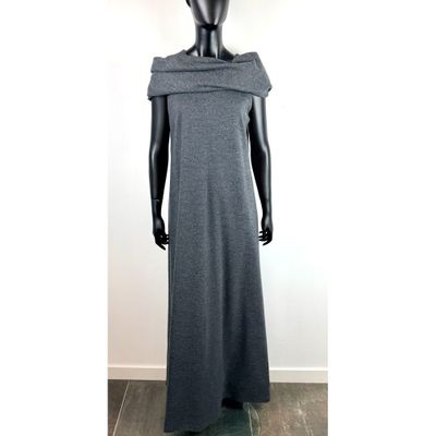 un mannequin vêtu d'une robe grise sur un mannequin mannequin mannequin mannequin mannequin mannequin mannequin mannequin mann