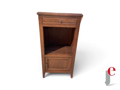 un petit meuble en bois surmonté d'un tiroir