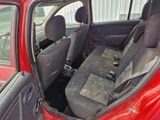 une voiture rouge avec une ceinture de sécurité noire à l'arrière
