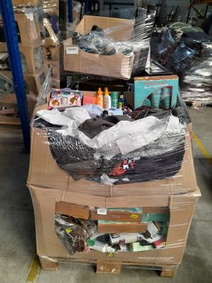 une pile de boîtes posées sur une palette