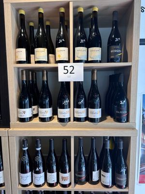 de nombreuses bouteilles de vin sur les étagères du magasin