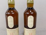 deux bouteilles de whisky posées l'une à côté de l'autre sur une table